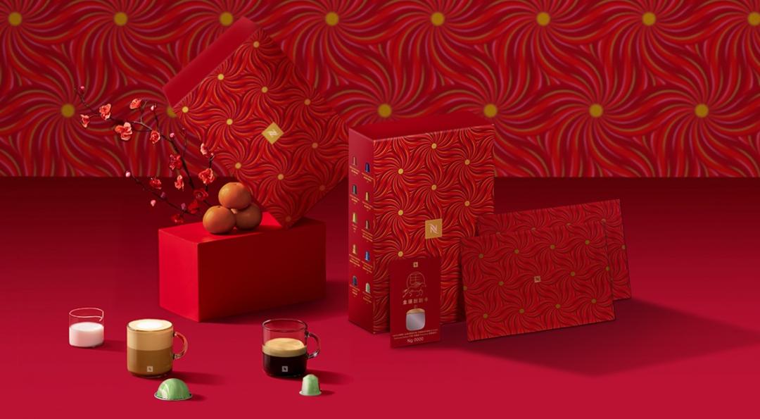 Nespresso「福滿花開金運咖啡禮盒」，Original系列售價2,580元；Vertuo系列2,380元，內容含咖啡膠囊組合、餐墊2入組及100%中獎率刮刮卡1張，有機會獲得三星指定平板等獎項。
