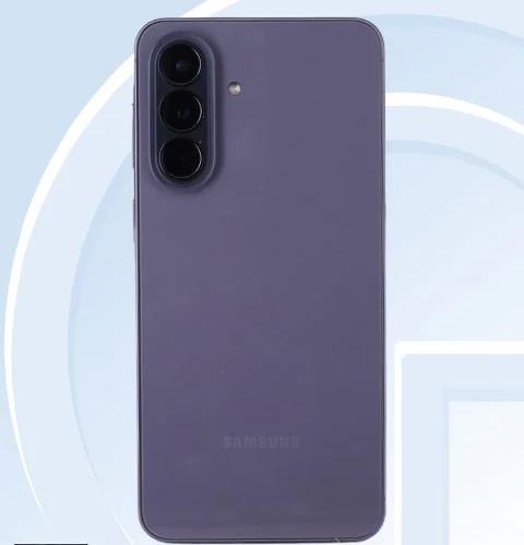 三星A57的鏡頭模組設計跟A56略有不同。（圖／翻攝網路）
