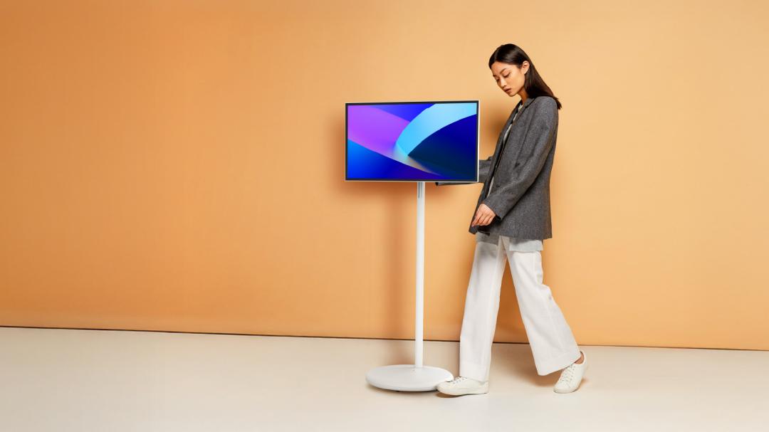 OVO近年推出可以移動的電視「沃朋閨蜜機Pro」JJ5，搭配大電池、萬用滾輪支架得以隨時調整位置，不必受限於特定空間，而且能夠自由安裝App，好比一台大平板，甚至能支援辦公與視訊會議，27吋售價29,980元。