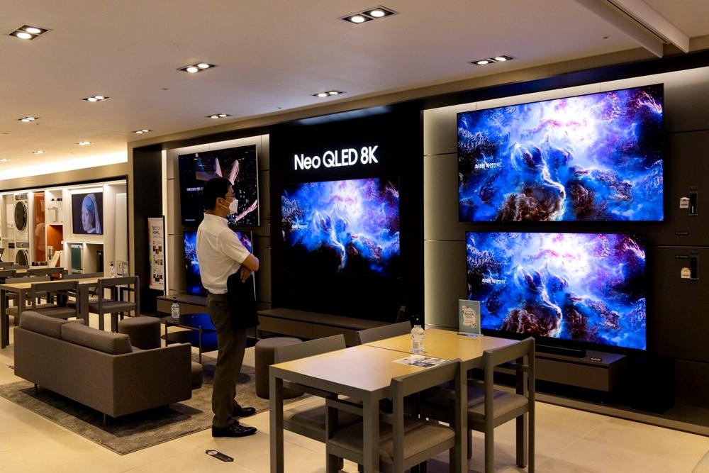 由於每個人觀影習慣不同，可以先丈量家中電視牆至沙發的距離，再實際前往實體門市找到最適合且喜歡的尺寸。（彭博社）