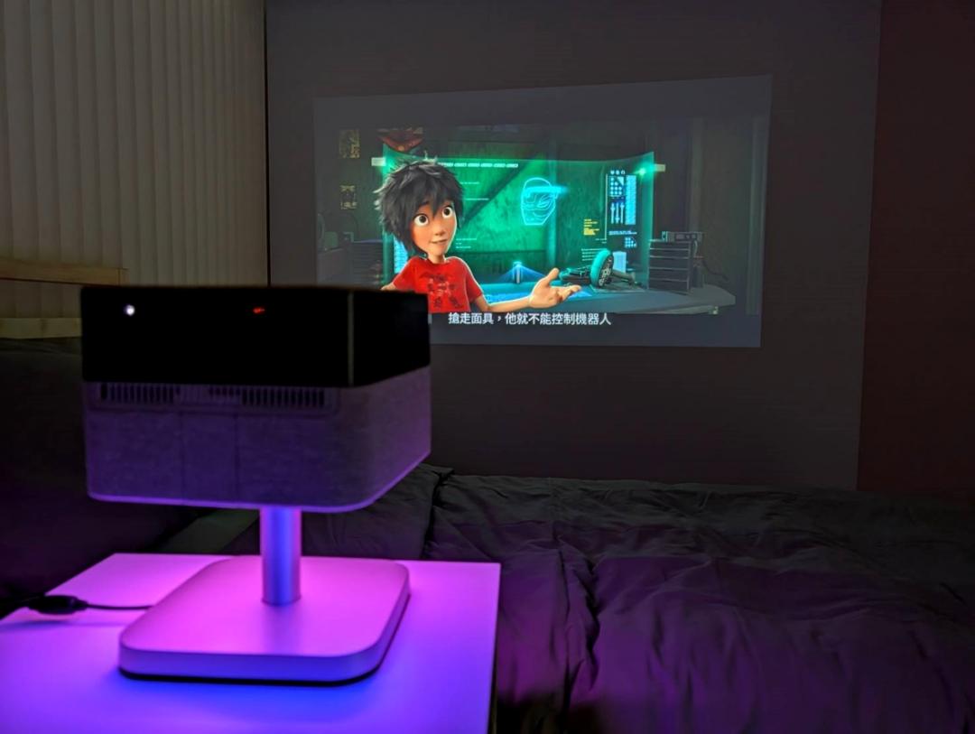 投影機所占空間更小、畫面尺寸大、擺放靈活，但整體的色彩極限仍難與電視相比。（記者黃肇祥攝）