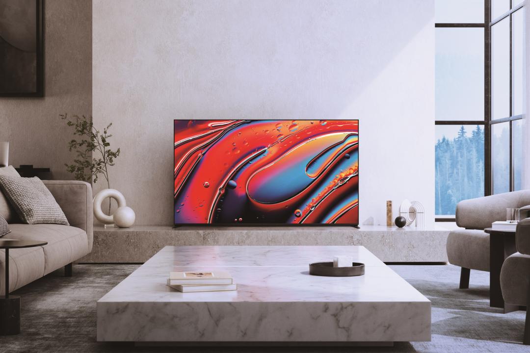 若客廳光源較暗，就可以選擇OLED電視來充分展現色彩，倘若習慣在明亮環境看電視，則可搭配更高亮度的Mini LED，確保色彩不打折扣。