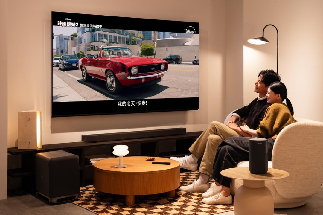 不少品牌實體店都會仿造真實客廳的擺飾、格局，消費者可以親自前往體驗，做出最適合的購機決定。