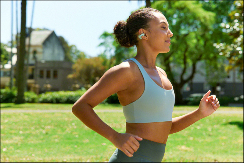 Sony首款耳夾式開放真無線耳機LinkBuds Clip，像耳環般融入個人穿搭。內建兩組麥克風和AI通話技術，藉由精準演算法確保通話清晰度。