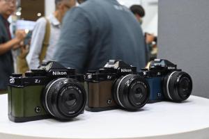 韓國年輕人瘋買 Nikon 單眼相機！復古設計變身潮流單品