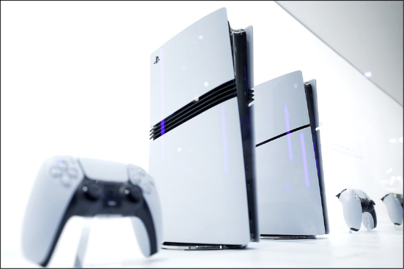 Sony PS5 Pro（左）是目前效能最強的遊戲機，完整支援4K 120fps的高畫質體驗，2月6日起推出限時降價優惠。（彭博社）