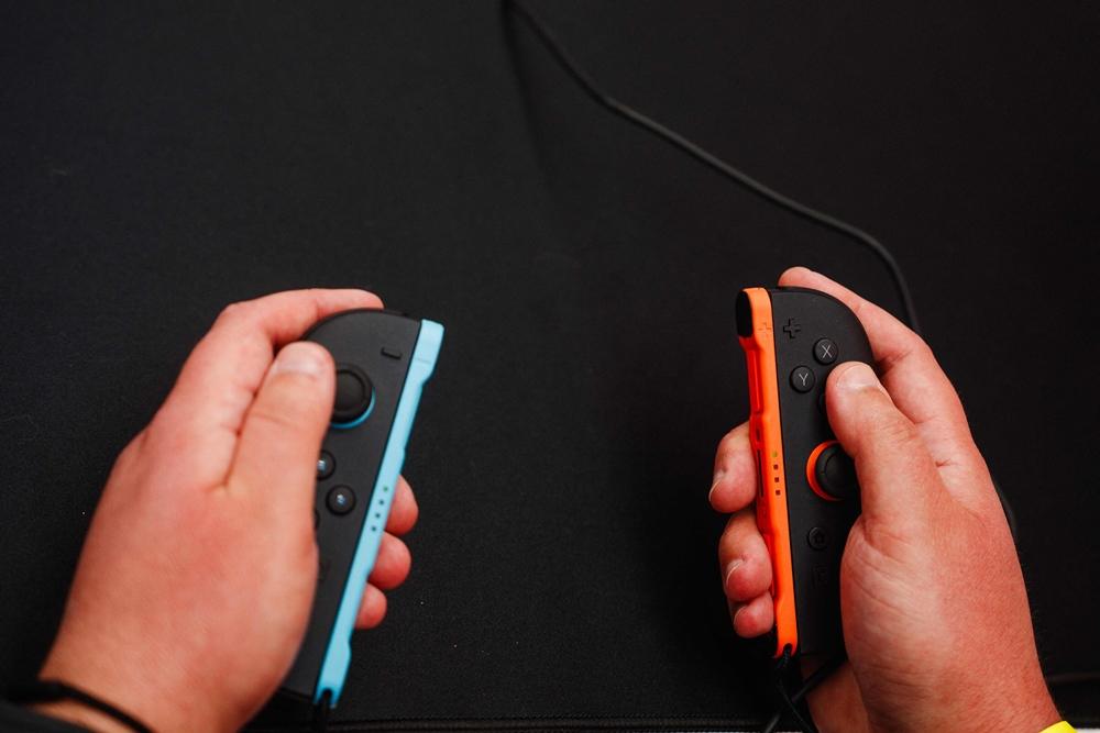 Switch、Switch 2的搖桿可以拆分成兩支，因此就算未額外添購，也支援雙人遊戲。（法新社）