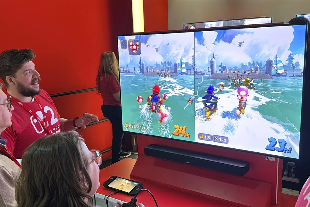 任天堂Switch、Switch 2平台無論是遊戲還是主機設計，都是以全年齡層為宗旨，因此大朋友、小朋友都合適。（美聯社）