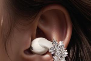 最夯耳夾式耳機 2,000 元有找！限時送水晶耳飾、時尚感再加分