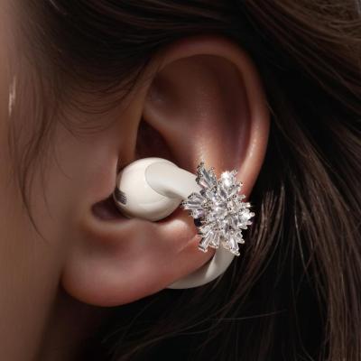 最夯耳夾式耳機 2,000 元有找！限時送水晶耳飾、時尚感再加分