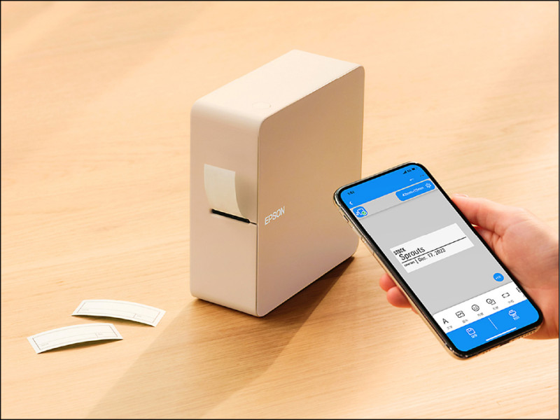 Epson LW-C610智慧標籤機搭配App，可自動列印不同標籤，包含姓名貼、科目分類、收納箱內容註記，協助歸納各類用具。