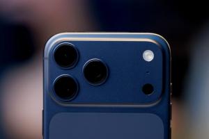 別遮到 iPhone 鏡頭旁的黑色小洞！解密關鍵用途：小心錄影、通話被影響