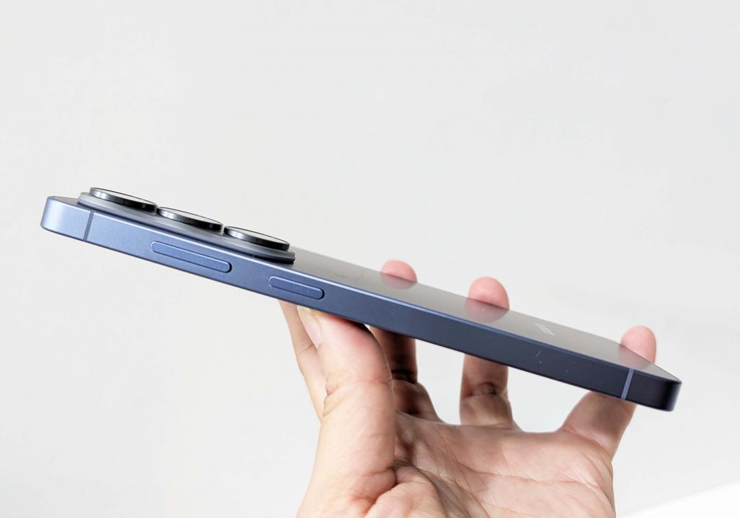 機身厚度變得更薄，縮減至7.9mm。（圖／記者吳佩樺攝）