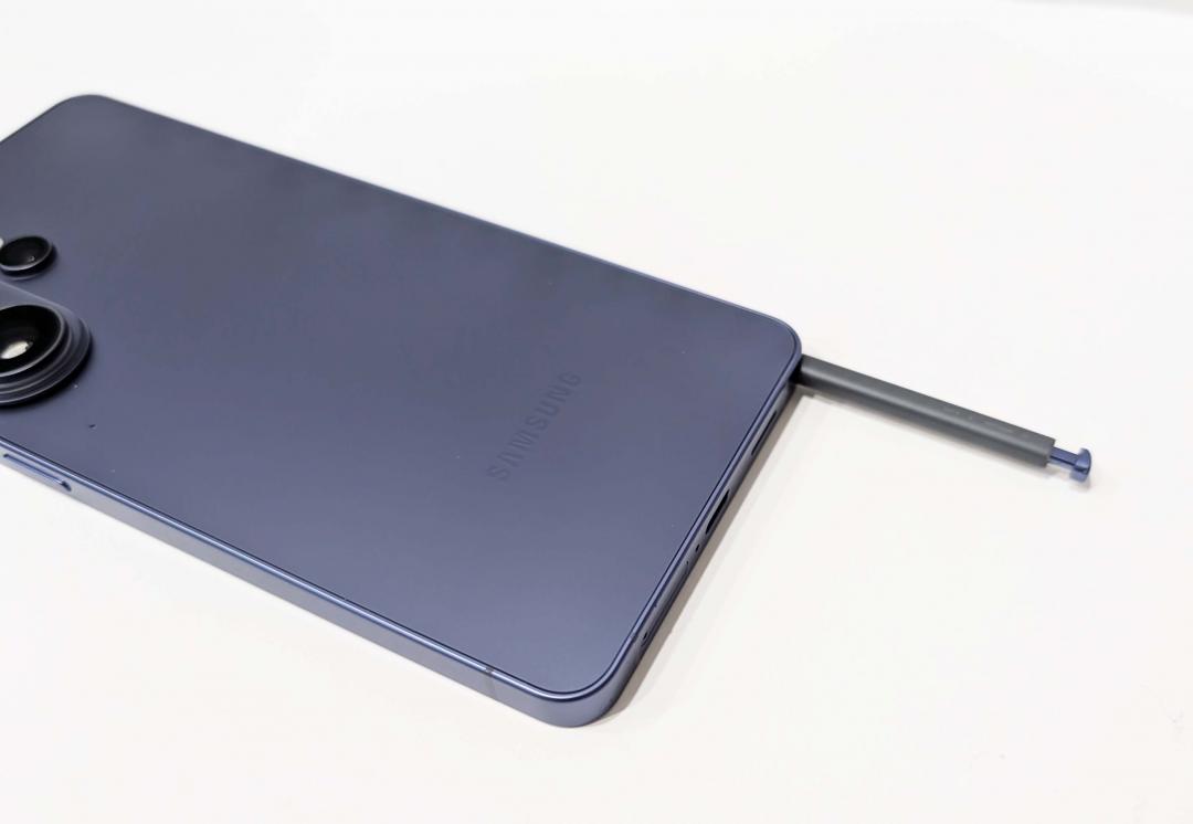 S Pen就算反向插錯也能收納。（圖／記者吳佩樺攝）