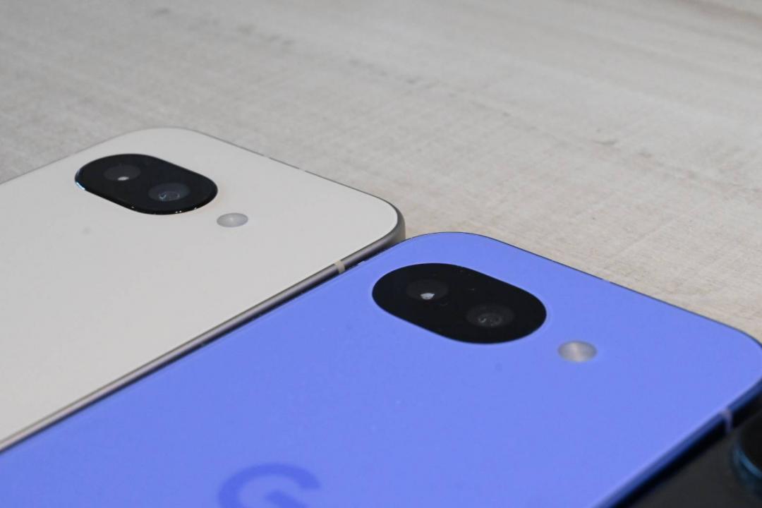 左為 Pixel 9a、右為 Pixel 10a，可以看到鏡頭突起程度不一。