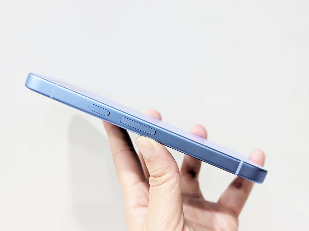 Pixel 10a雖然厚度略增，但重量更輕。（圖／記者吳佩樺攝）