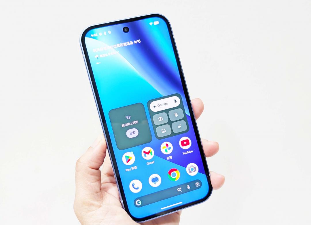 Pixel 10a螢幕防刮力增強、亮度也更高。（圖／記者吳佩樺攝）