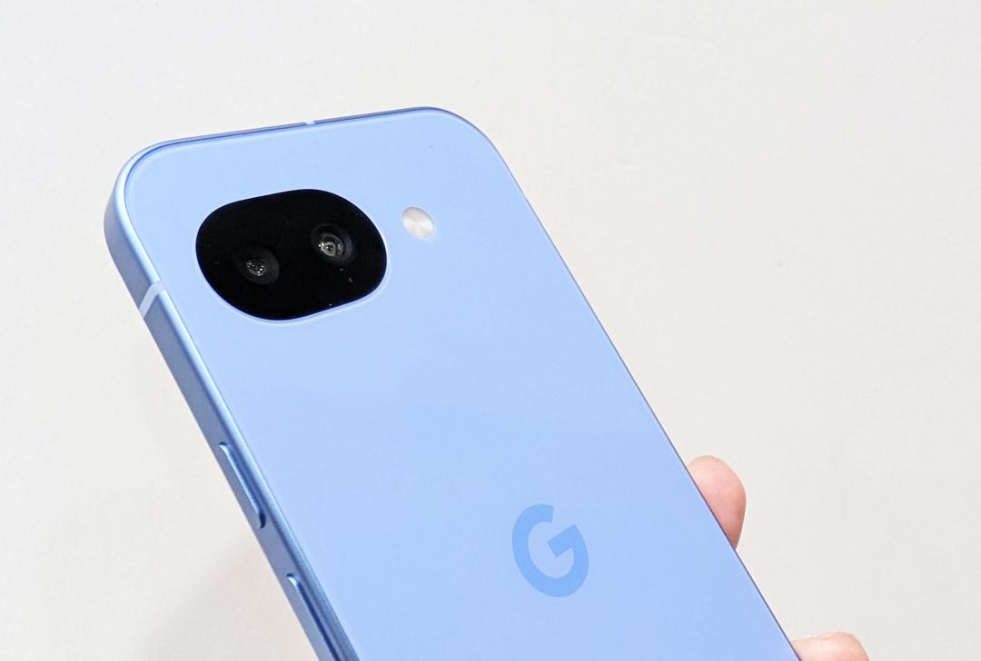 Pixel 10a相機模組更加貼合機身。（圖／記者吳佩樺攝）