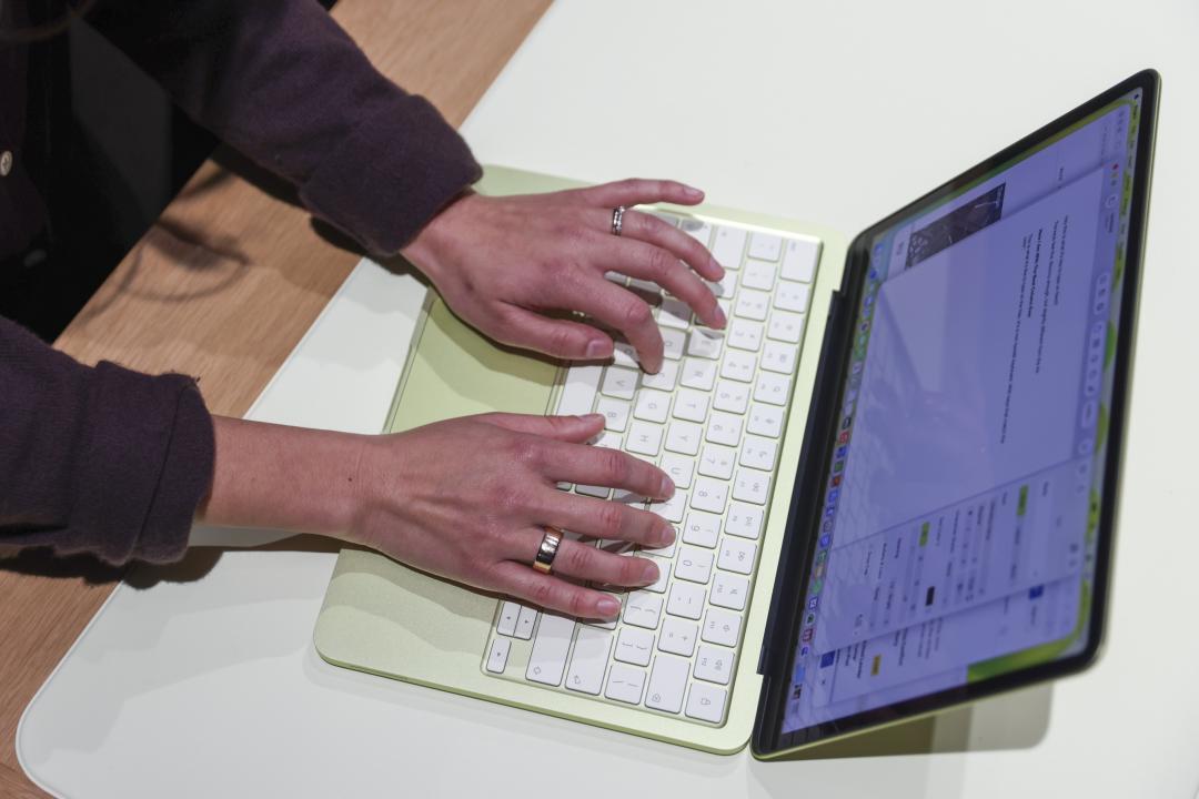 本週眾多產品中，又以不到2萬元的MacBook Neo最受關注。（圖／路透社）