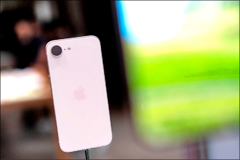 蘋果新機iPhone 17e開賣維持相同價格，還給出翻倍的儲存空間，是目前唯一還未受明顯影響的手機品牌，展現強大的供應鏈管理能力。（彭博社）