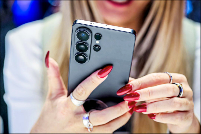 觀察近期在台上市的旗艦手機，普遍都比前一代有2,000至5,000元的漲幅，不少品牌坦承，記憶體是調整價格的關鍵要素。（彭博社）