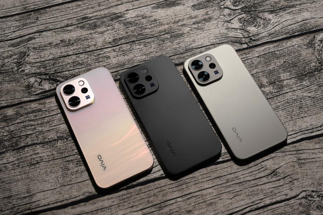 V70的12GB+256G售價21,990元、12GB+512GB售價23,990元。（圖／vivo）