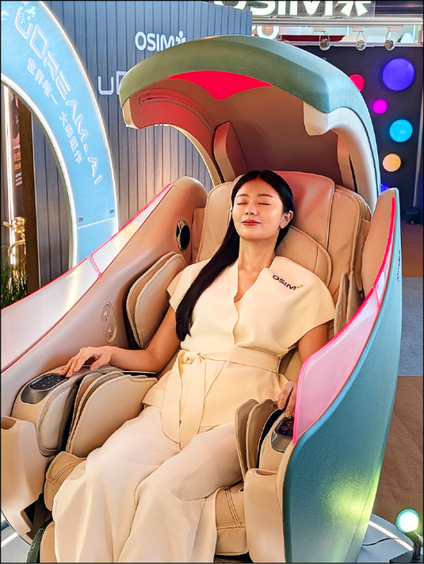 坐上養身椅後，OSIM會自動測量使用者的身高與身型進行校正，確保每次按摩皆能精準到位。左右兩側的Devialet喇叭實際聆聽能感受到極佳的音效包覆感。