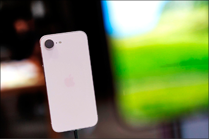蘋果iPhone 17e手機官方售價21,900元起，上市短短數天，目前通路端已有超過千元的降價幅度。（彭博社）