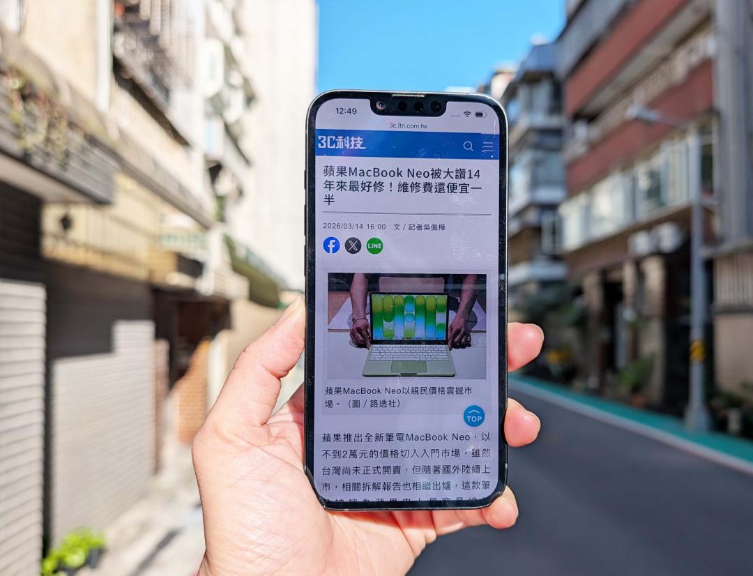 螢幕防刮和抗反射能力都更好。（圖／記者吳佩樺攝）