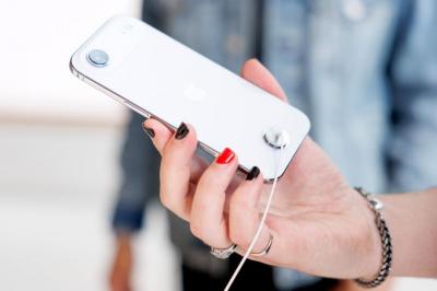 果粉哭！這款iPhone 17竟成跳水王、上市半年跌價8千元