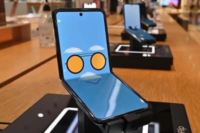 今年摺疊手機邁入「無摺痕」時代！傳 3 大品牌率先實現