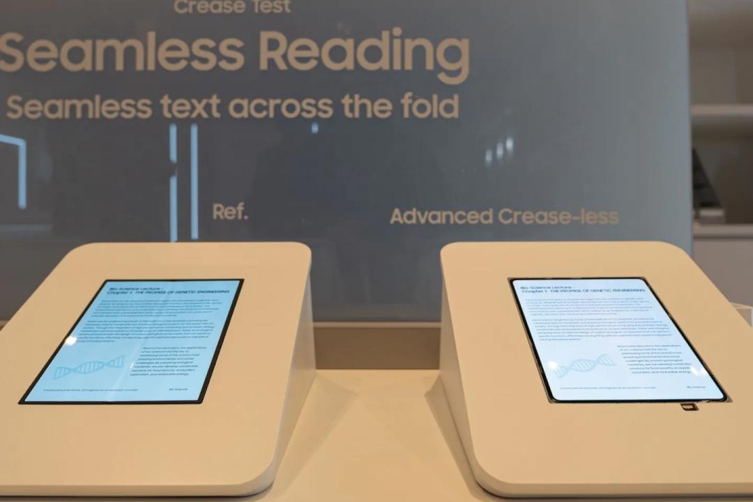 三星在CES設置展區，左為Z Fold7面板，右則是無摺痕摺疊面板，但隨後撤下。（圖／翻攝sammobile）