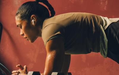 原來AirPods都戴錯了！全球網友吵翻、蘋果官方其實早有解答