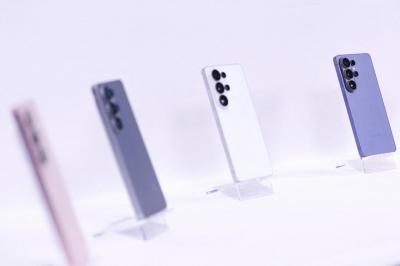 記憶體狂漲撐不住！三星中階手機恐降規、改用中國廠面板省成本