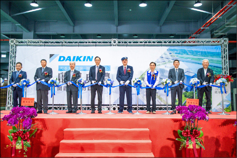 和泰大金北部物流中心正式落成剪綵儀式。旭源營造工程董事長朱東輝（圖左起）、和泰大金董事黃志誠、和泰大金董事長王玄郎、桃園市市長張善政、和泰大金會長蘇一仲 、桃園市議員詹江村、和泰大金總經理陳永澤、李俊仁建築師事務所負責人李俊仁。