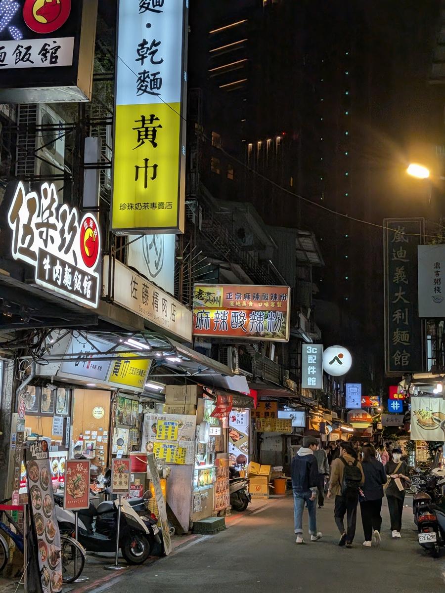 透過強大的HDR能力，即便是在夜晚燈光複雜的台北街頭，依舊不會出現過曝的畫面。