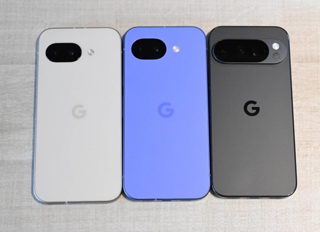 Pixel 9a（左）、Pixel 10a（中）與Pixel 10 Pro（右）以鏡頭模組為主要區分，旗艦系列10 Pro有明顯的相機島，手感也較為沈重。