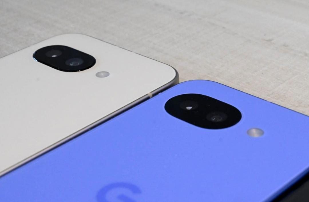 Pixel 10a（右）與前代Pixel 9a（左）外型幾乎一樣，但不若Pixel 9a的鏡頭模組凸出，已改為貼平背蓋的設計。