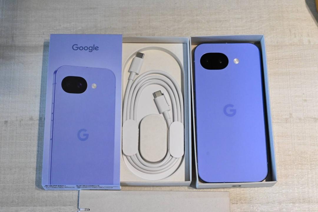 Pixel 10a盒裝力求環保，只提供手機本體、說明書、傳輸線、退卡針，消費者得自行準備45W以上的PPS充電器搭配。