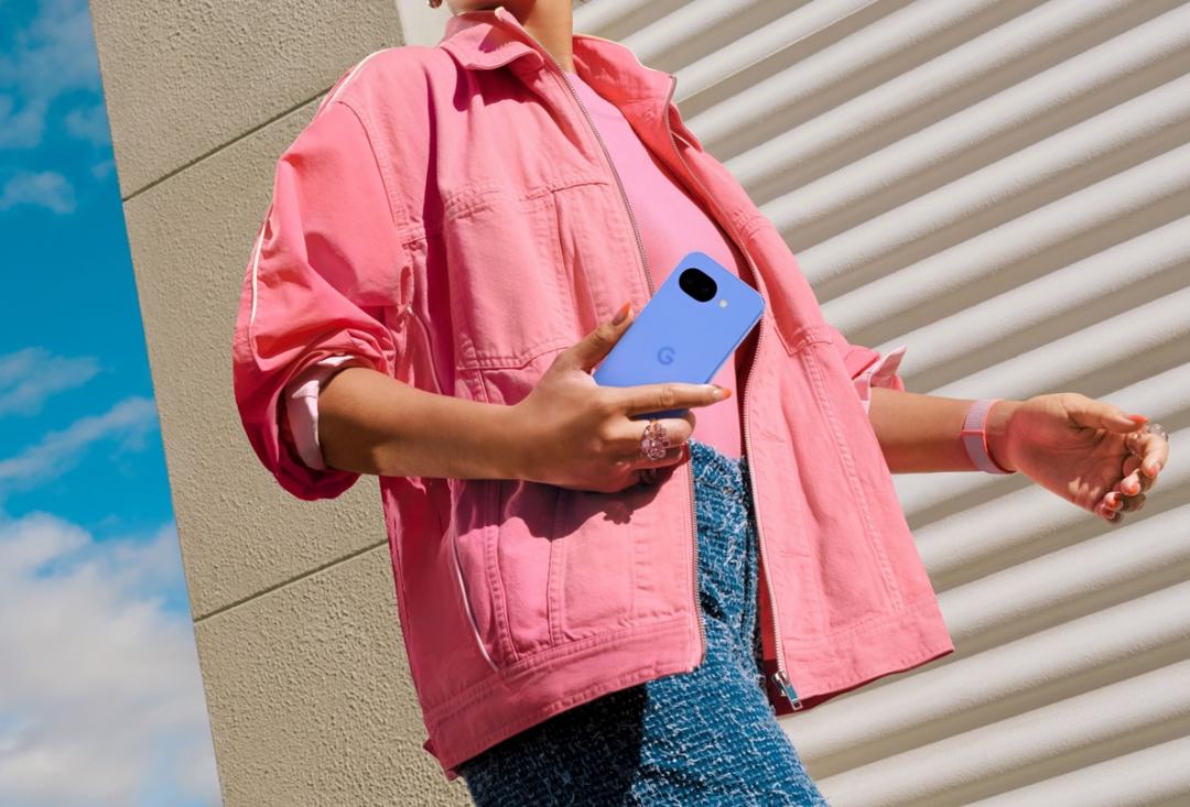 Google Pixel 10a整機重量僅有183g，寬度較前代縮窄至73mm，單手操作更顯輕巧不費力。售價16,490元起。（Google提供）