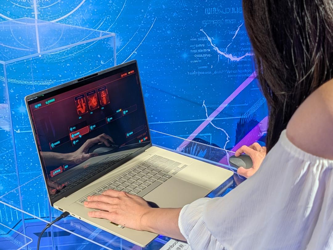 Zenbook A16螢幕峰值亮度達到1100尼特，在戶外辦公有足夠亮度保障畫面清晰度，內建的六顆超線性的揚聲器，則提供震撼的聽覺體驗。（圖／記者黃肇祥攝）