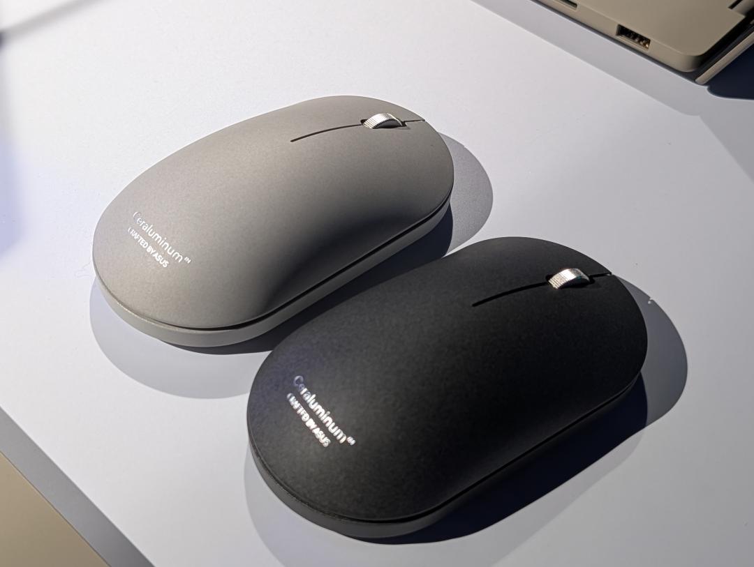 華碩昨同步推出ZenMouse MD202雙模無線滑鼠，有呼應ZenBook A16的「高科技陶瓷鋁合金」，表面不沾指紋且耐用，並支援藍牙、2.4GHz兩種連線方式，售價2,990元。（圖／記者黃肇祥攝）