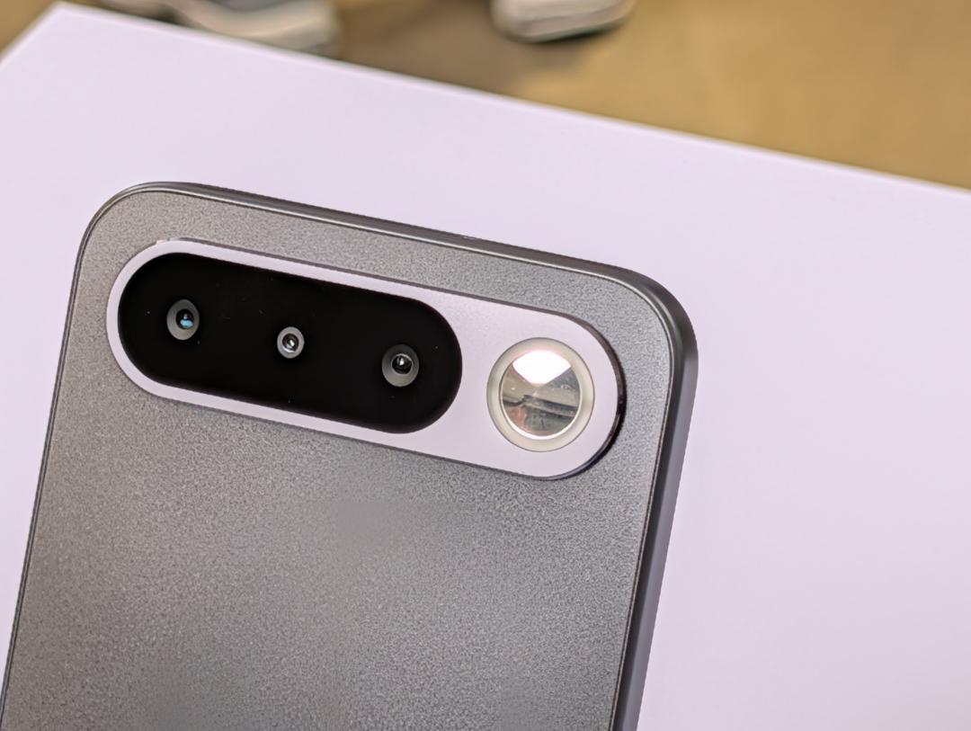 realme 16 最右邊的補光燈還可以作為自拍鏡使用。（圖／記者黃肇祥攝）