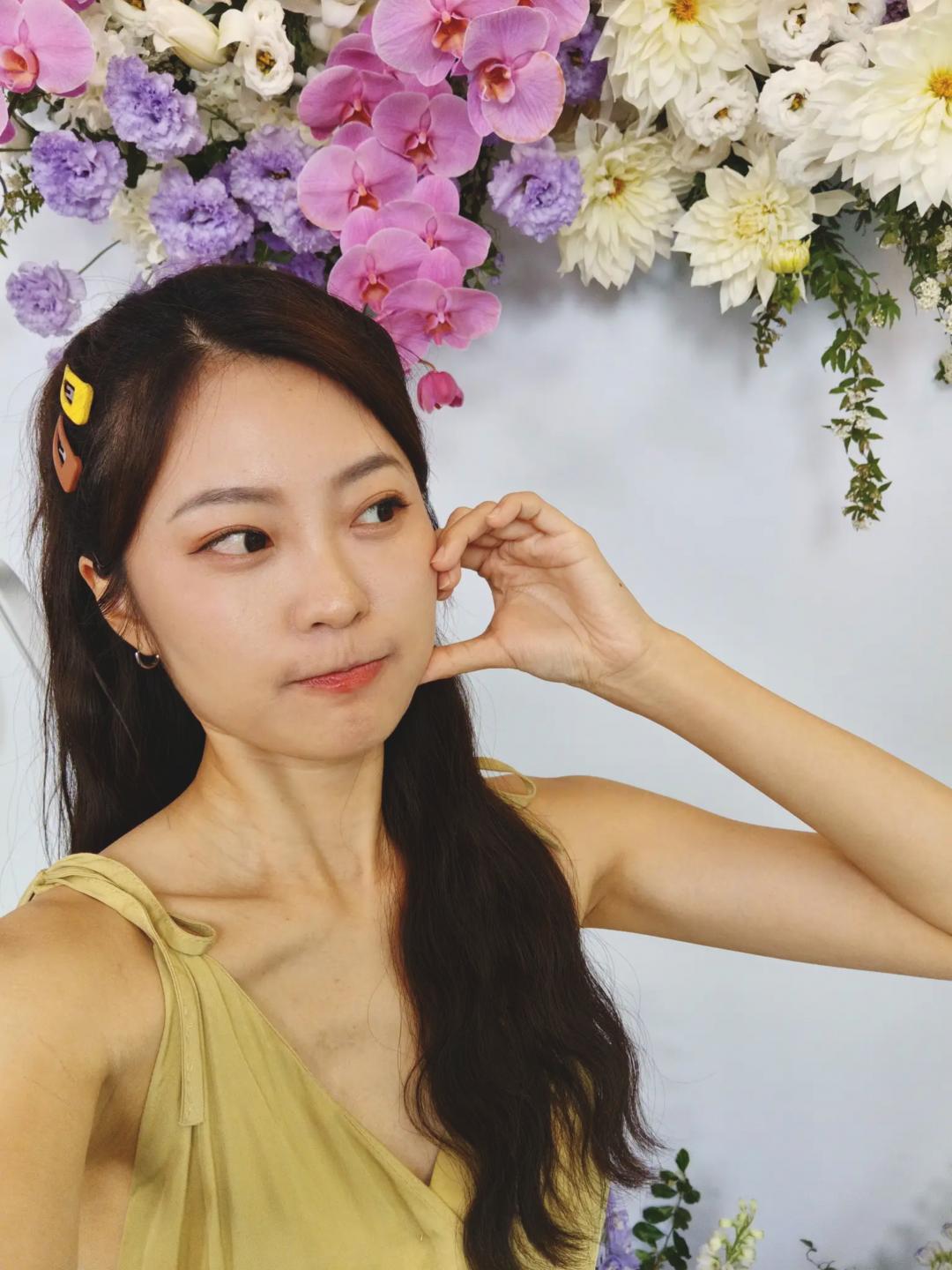 realme 16 透過主鏡頭自拍，會有比前鏡頭更好的效果，也能透過自拍鏡確認構圖。（圖／記者黃肇祥攝）