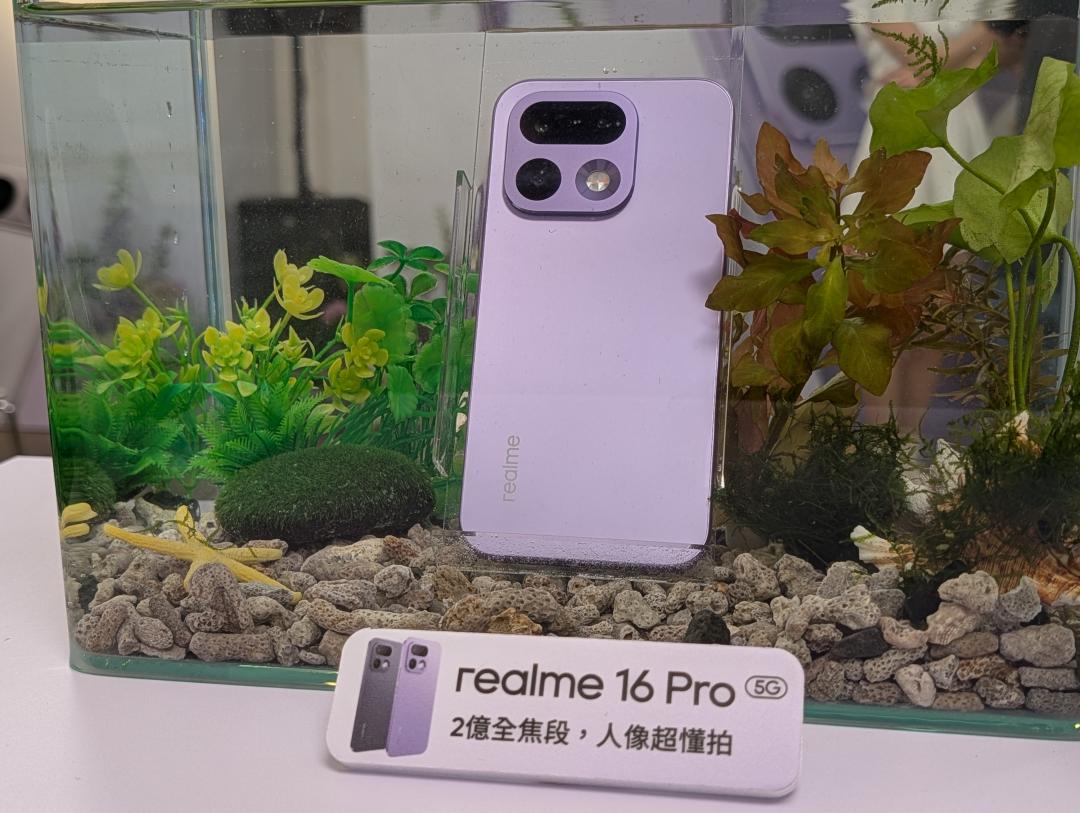 realme 16 系列都有旗艦級的防水規格，掉入水中也無需擔心。（圖／記者黃肇祥攝）