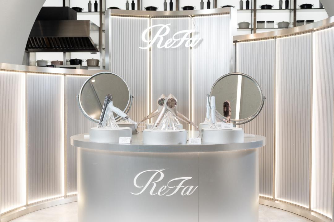 ReFa BEAUTECH DRYER BX W旗艦款吹風機，售價18,900元。BEAUTECH DRYER SMART W可摺疊吹風機，售價11,000元。(圖／ReFa)