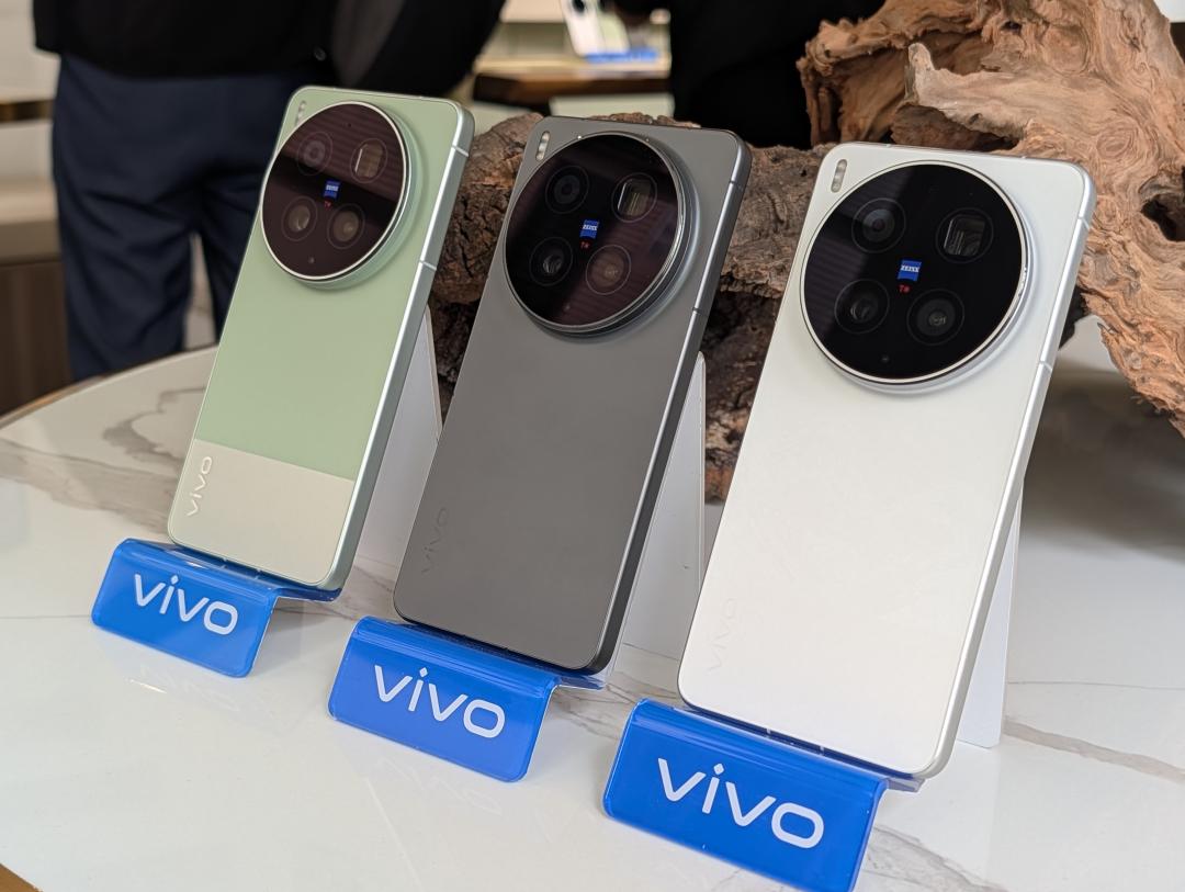 X300 Ultra 本次共有三種顏色，除了經典的黑白，更有綠色與白色的拼接造型，vivo 表示其發想來自於柯達的底片相機。（圖／記者黃肇祥攝）
