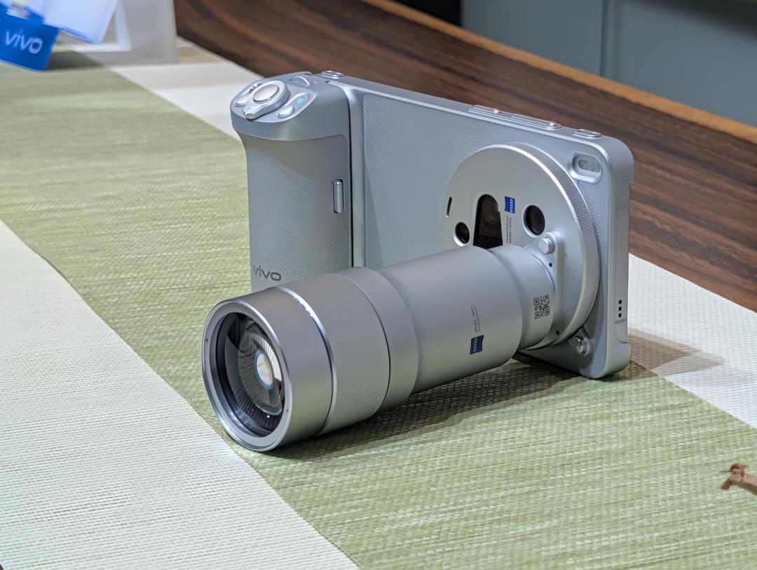 X300 Ultra 強調專業級的拍攝配件，具有專屬手把、兔龍，更有 200mm、400mm 兩款增距鏡，可延伸拍攝最遠8100mm的畫面，但礙於軟體更新尚未完成，本次未能進行實際拍攝。