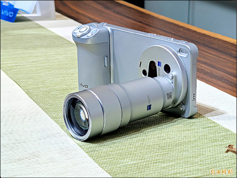 X300 Ultra配置獨家400mm外接增距鏡，還有用於專業攝影的手把、保護相機並擴充功能的兔籠（Camera Cage），提升拍攝穩定度與操作手感。（記者黃肇祥攝）