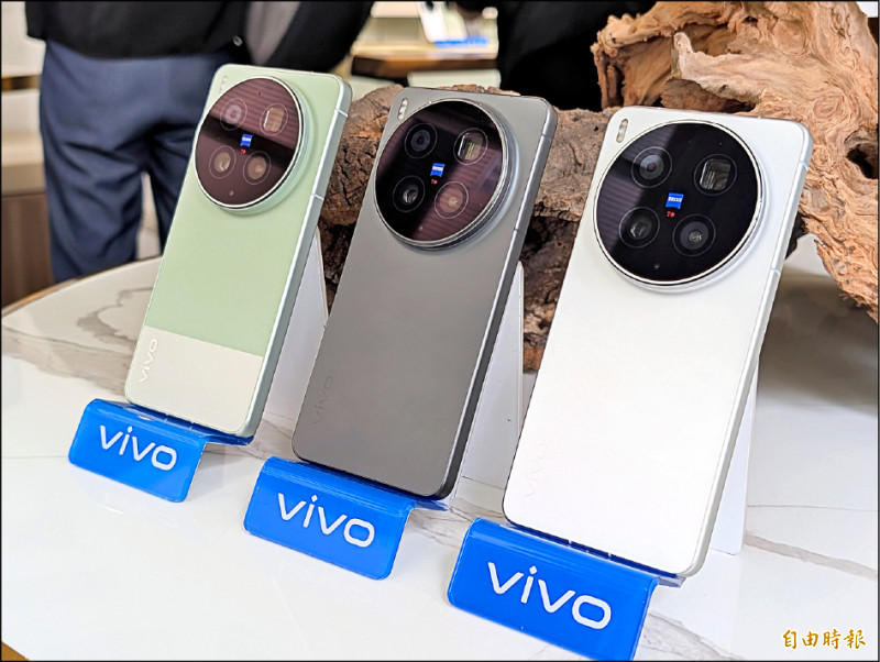 vivo X300 Ultra螢幕具有2K解析度以及144Hz更新率，無論玩遊戲或追劇都能帶來沉浸式體驗。提供綠白、黑、銀（圖左至右）3色選擇，其中綠白搭配色特別採用拼接設計，靈感源自經典的柯達底片相機。（記者黃肇祥攝）